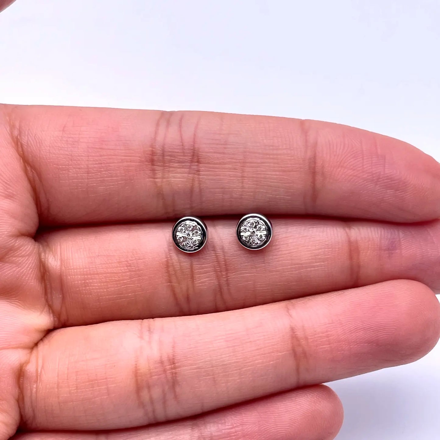 18ct White Gold Diamond Illusion set Cluster Round Stud Earrings 0.06ct
