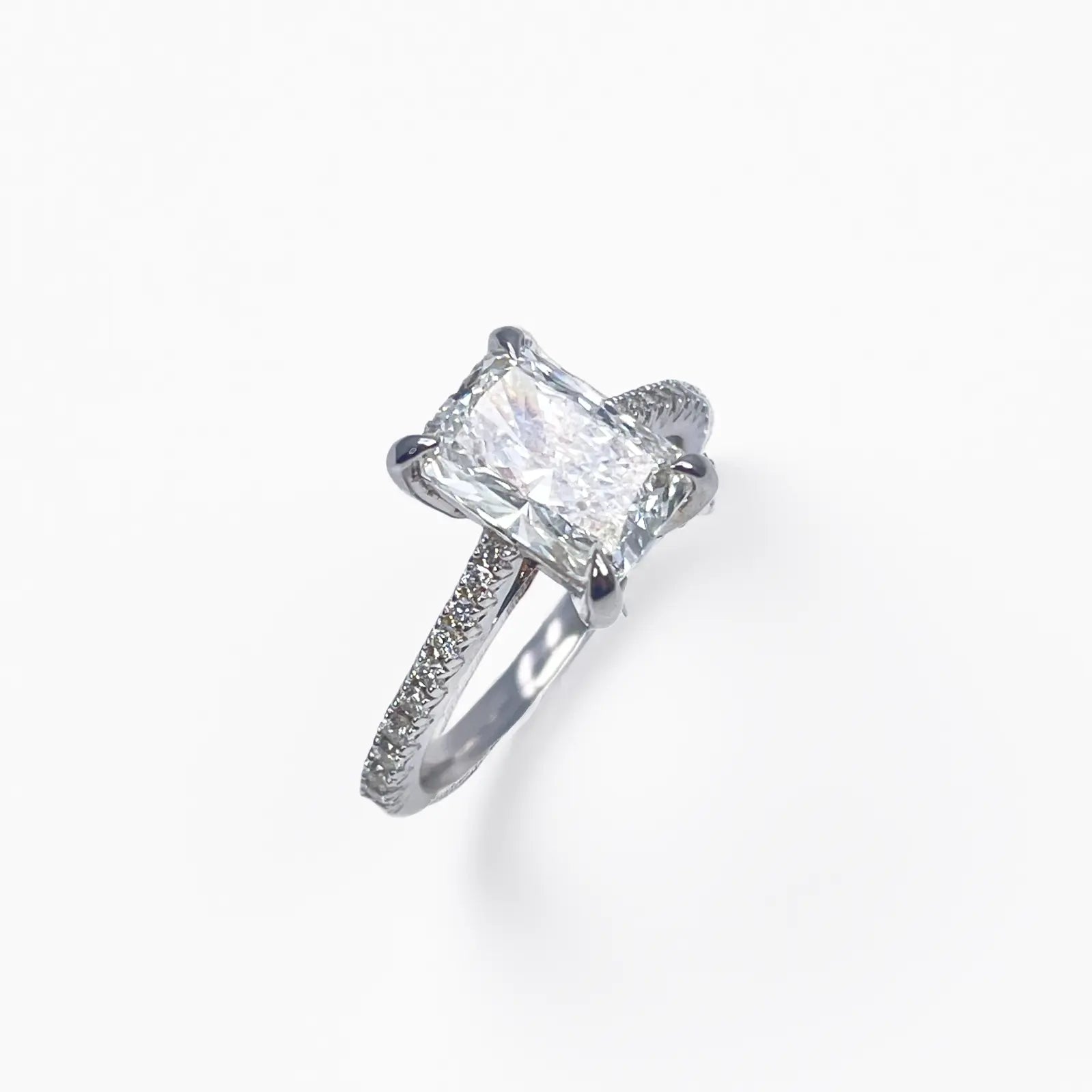 18ct White Gold 4-Claw Lab Grown Radiant Diamond Engagement Ring 2.28ct GIA  Diamond Ring