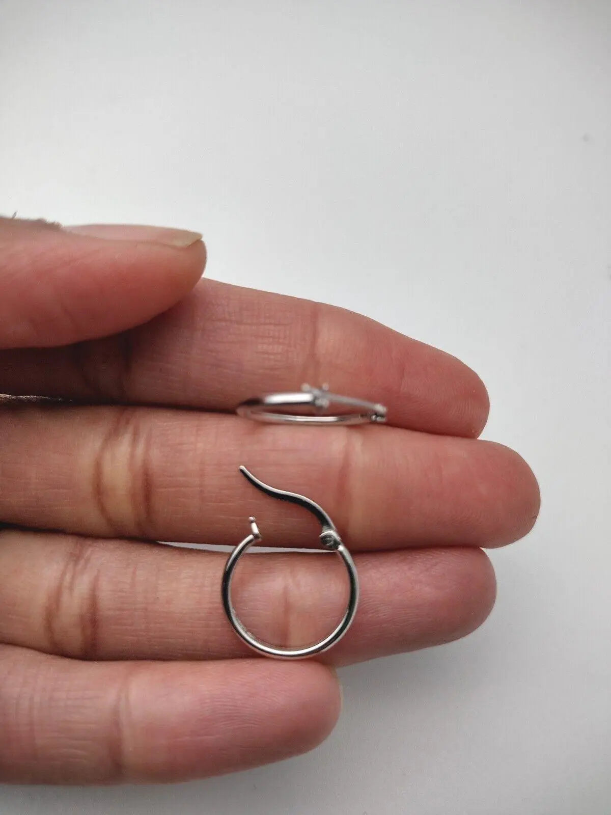 18ct White Gold Simple Round Hoop Earrings 15mm diameter 1.5gm  Gold earring