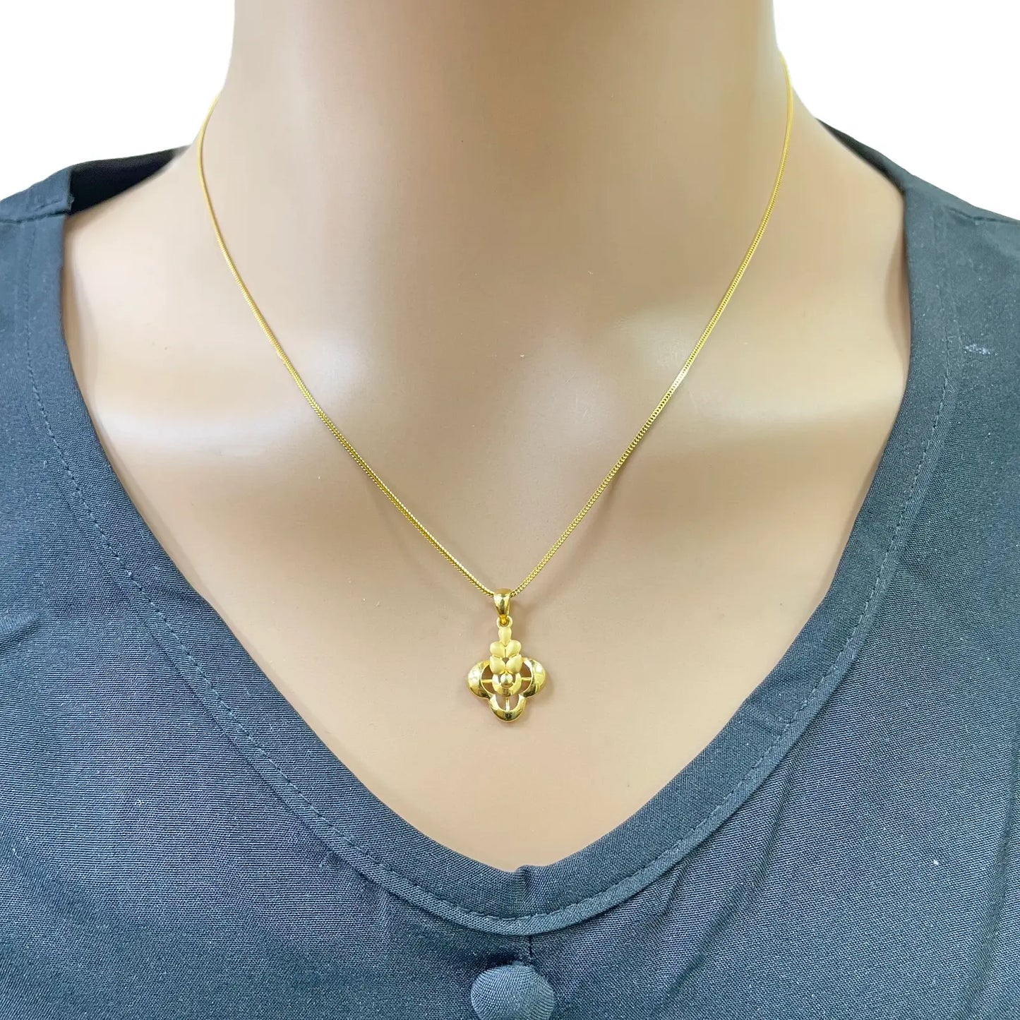 22ct Yellow Gold Floral Pendant & Stud Earring Set High Polish & Matt Finish  Gold Necklace
